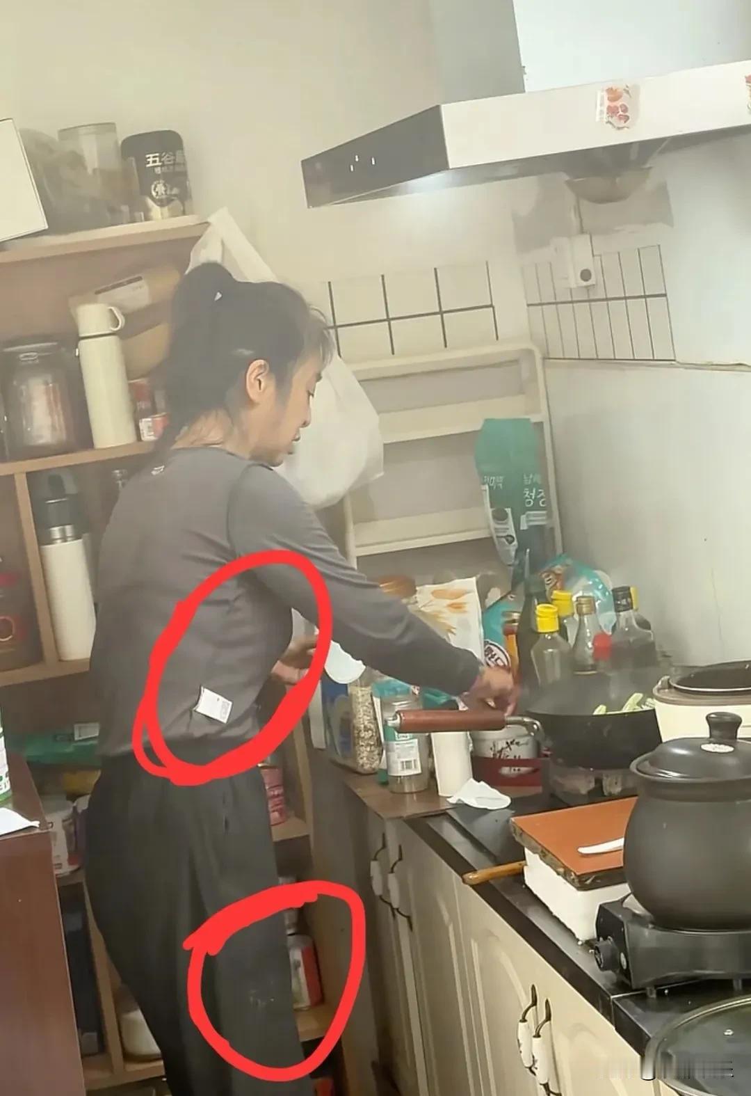 63岁老戏骨李勤勤，太接地气了！


8月3日，这位老戏骨晒出了一段自家厨房做饭