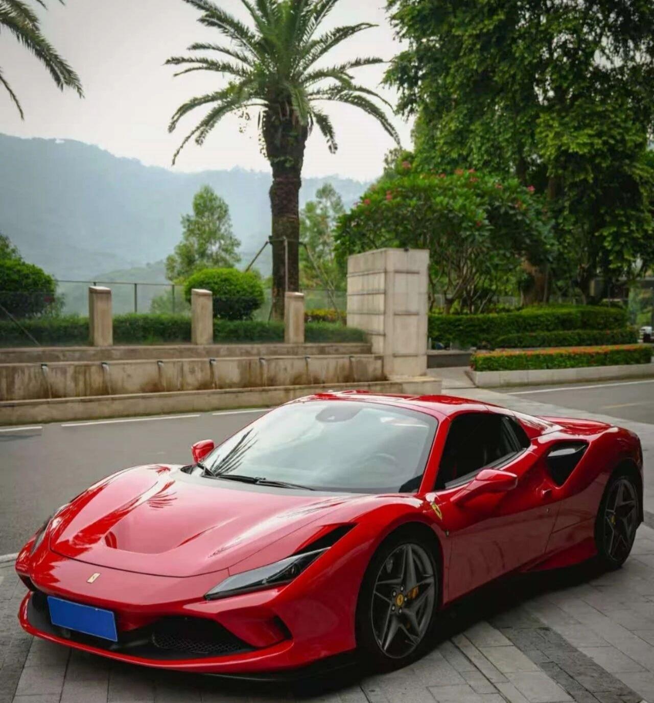 法拉利 F8 驾到・魅魔超跑！炫红车身像被烈焰吻过，亮到晃眼的金属漆！引擎一轰，