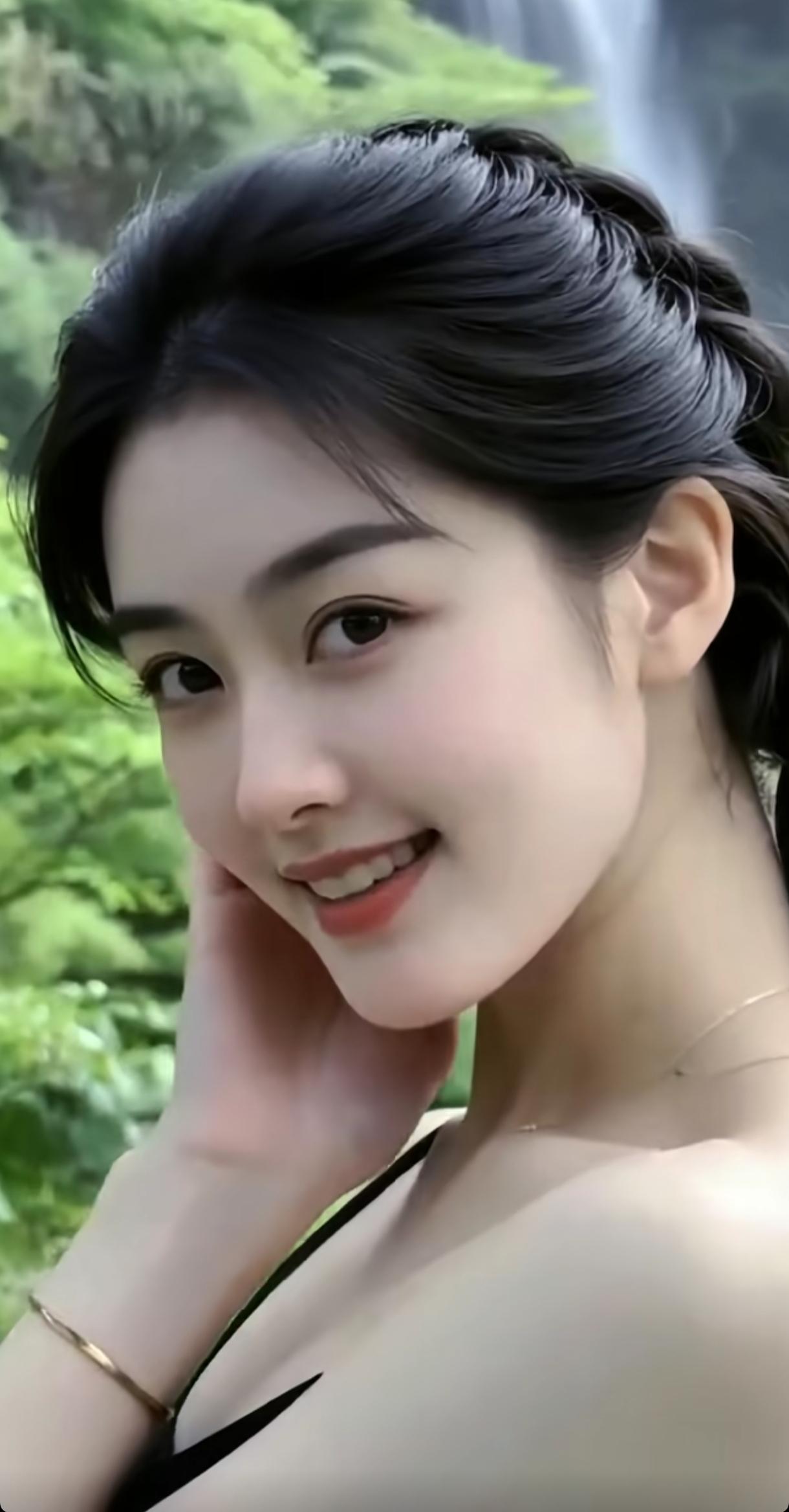 在瀑布旁，她温柔地微笑，仿佛大自然中的一抹阳光。🌿💦🌞分享随手拍的美照 治