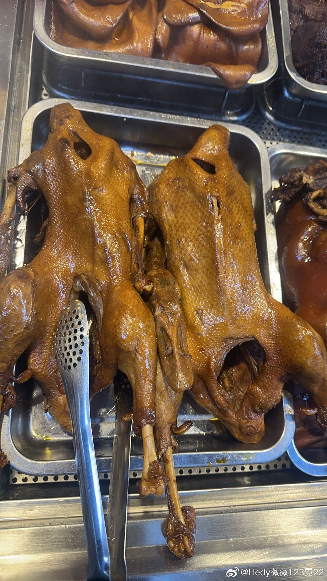 确实是人间美味啊卤鹅，酱板鸭🦆味道都挺不错得呢？吃起来巴适得很🤣！ 