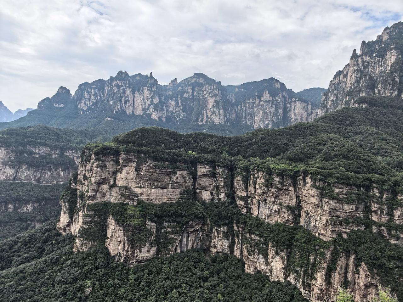 最公平最严格的高考，沦为拿文凭的考试。
其它形式的考试成绩，升格成了入职的入场券