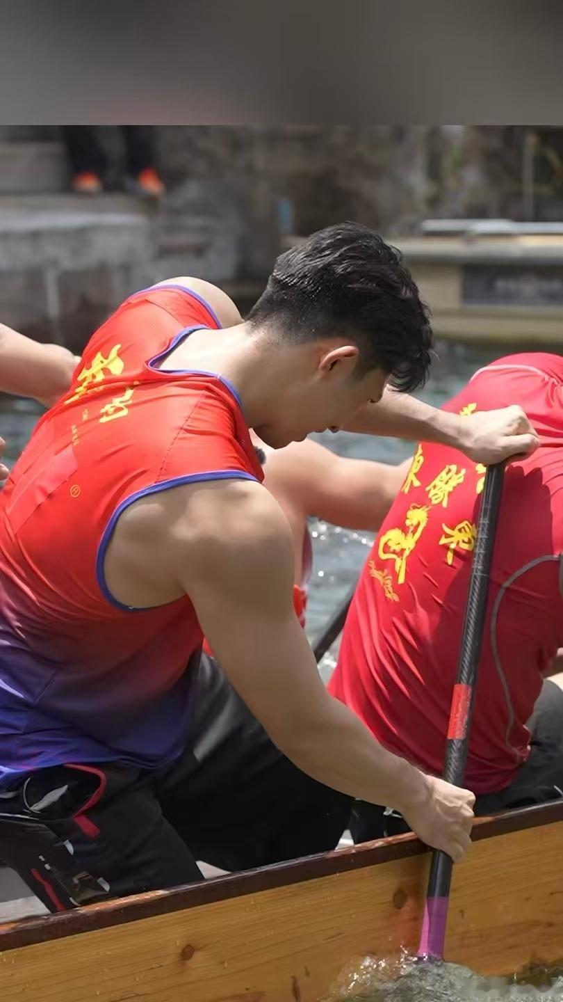 赛龙舟也有弹射起步的推背感城市风华录 急促鼓点催动前行，龙舟弹射而出一往无前，桨