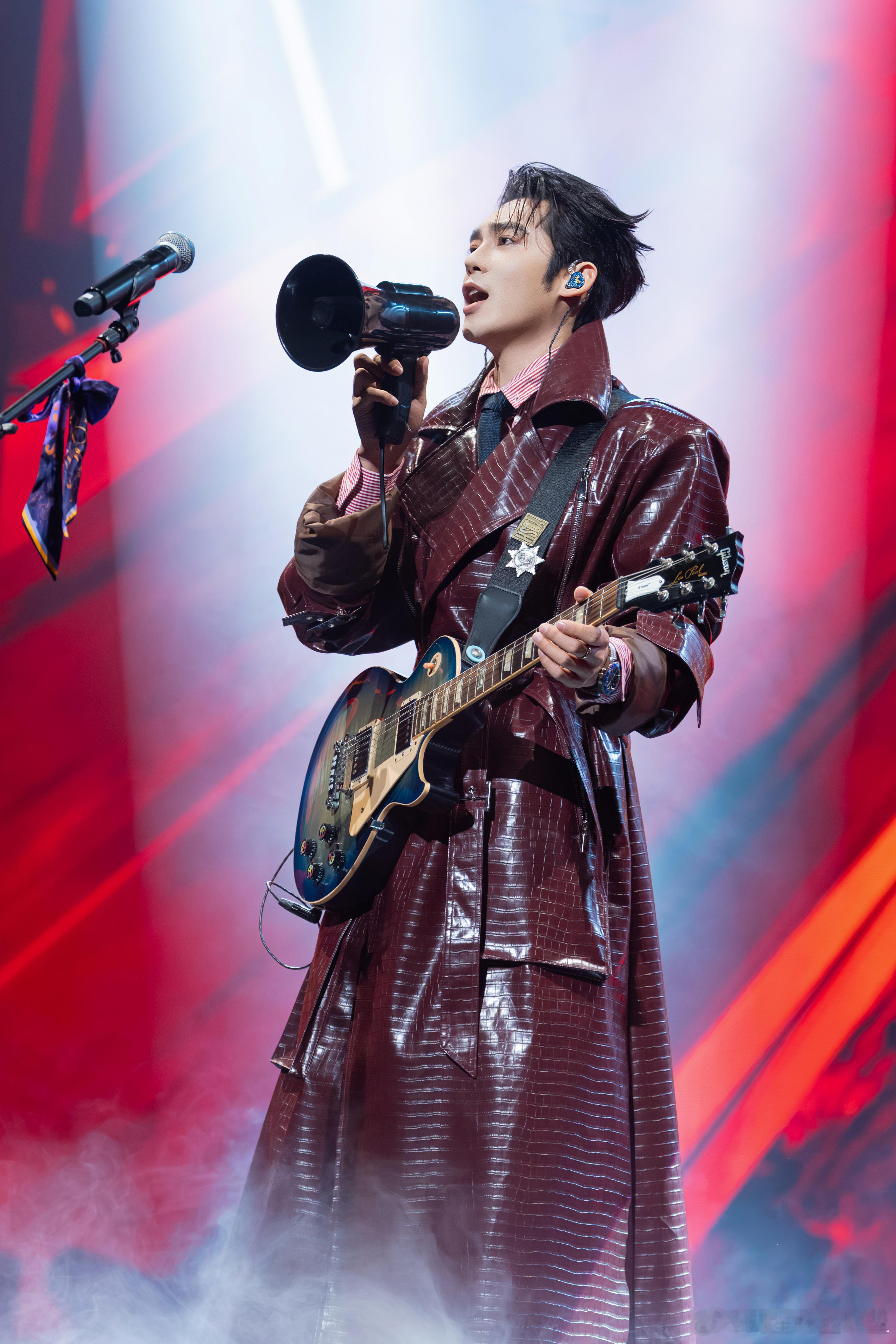 谁踩于适44码小脚了 昨晚一结束成都演唱会就上线直播，还被人不小心踩到 44 码