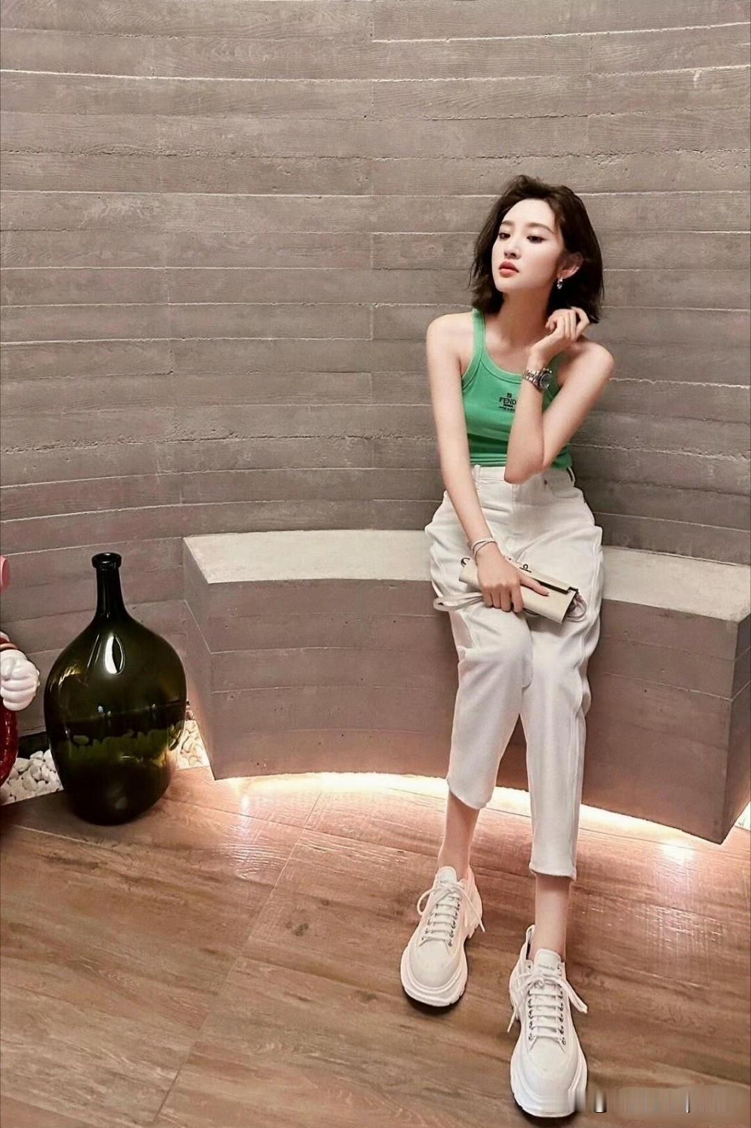 唐艺昕这身真是甜妹穿搭教科书！绿色背心自带清凉感，衬得皮肤白到发光，搭配小白裤干