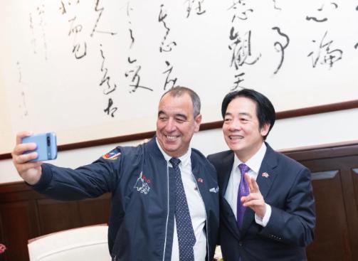 美国这盆冷水，浇得台湾透心凉。当地时间29日，美方正式确认，特朗普暂时不会与台湾
