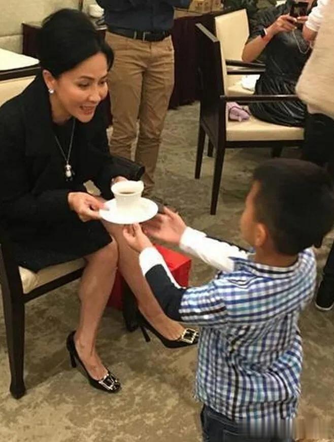 2015年，刘嘉玲对胡军说：小胡，我想当你儿子的妈。胡军一听吓了一跳，他对刘嘉玲