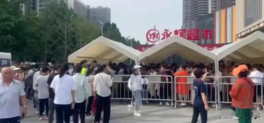 6月19日，经过长达19天的闭店整修，胖东来位于永辉的首家门店正式迎来了重新开业