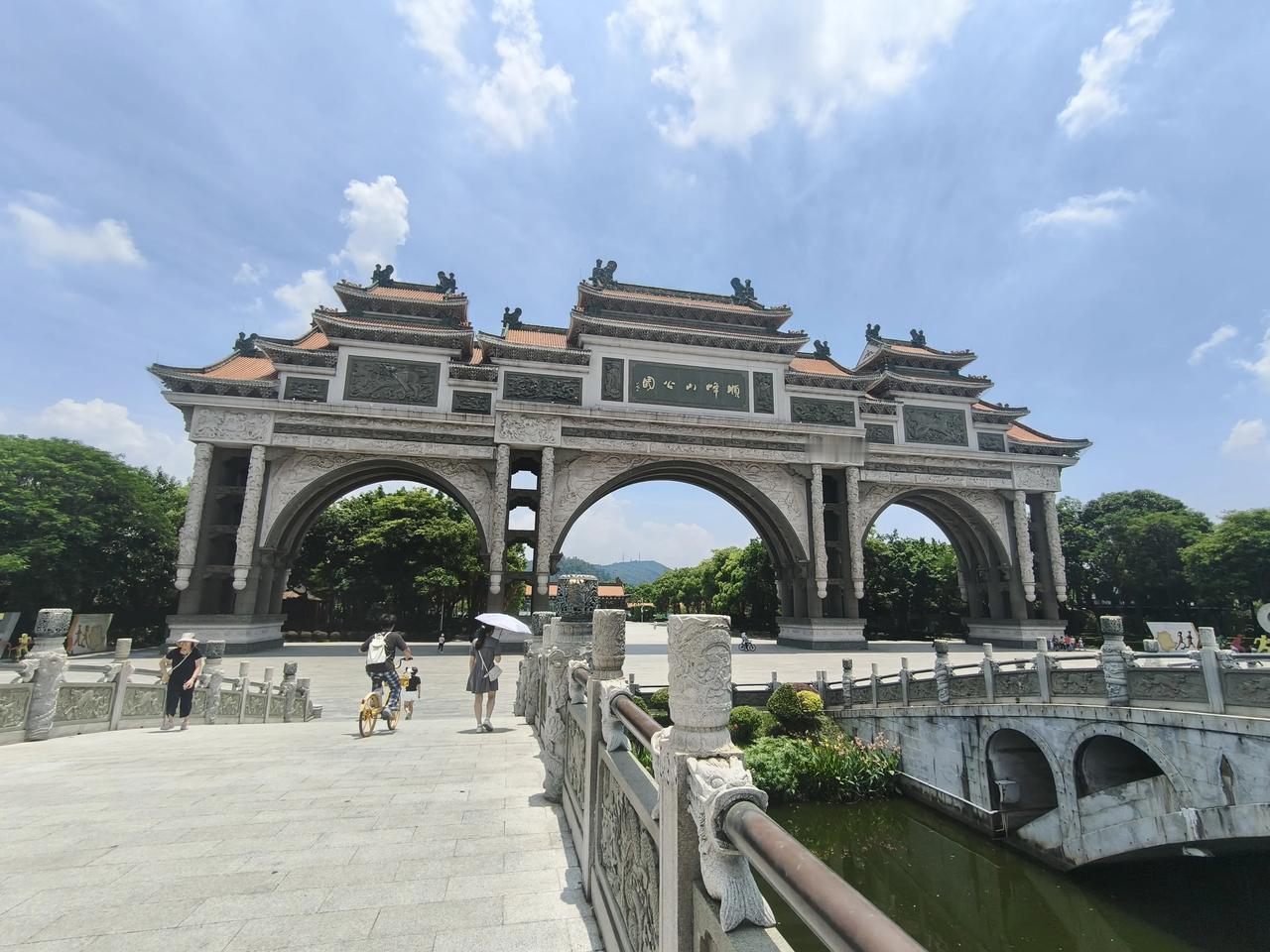 今日下午和朋友去顺德顺峰山公园，因为早上去清晖园时可能今日是星期天的原因，一个面