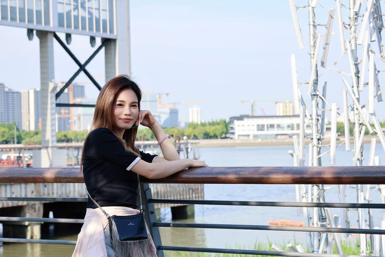 在东方明珠旁，打卡上海天际线，元气满满的一天！🌞📸怎么穿牛仔裤比较有气场 那