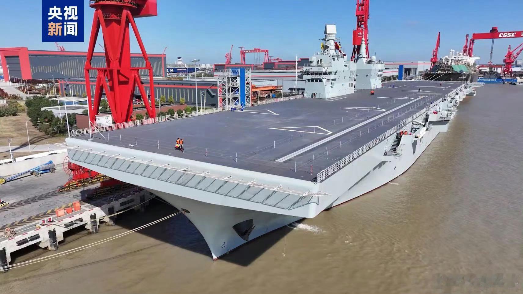 你好，这不是航母。076两栖攻击舰，这个其实比航母更实用，对付台独的利器！ 