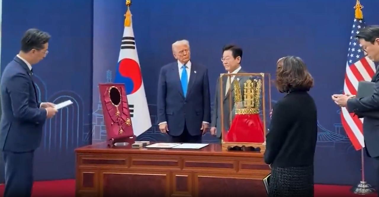 韩国向特朗普赠送一顶金冠复制品，结果却成了中国的藩王。
 
韩国方面称，这顶王冠