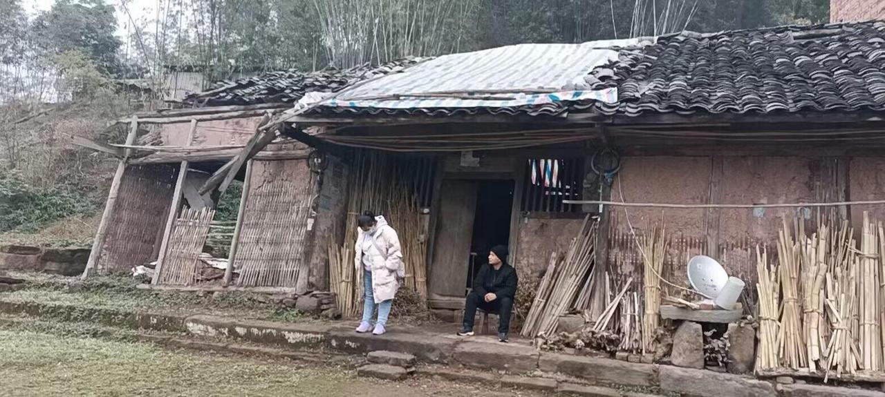 小时候总觉得奇怪，为啥爸妈整天忙得脚不沾地，家里还是紧巴巴的。等自己成了家才懂，