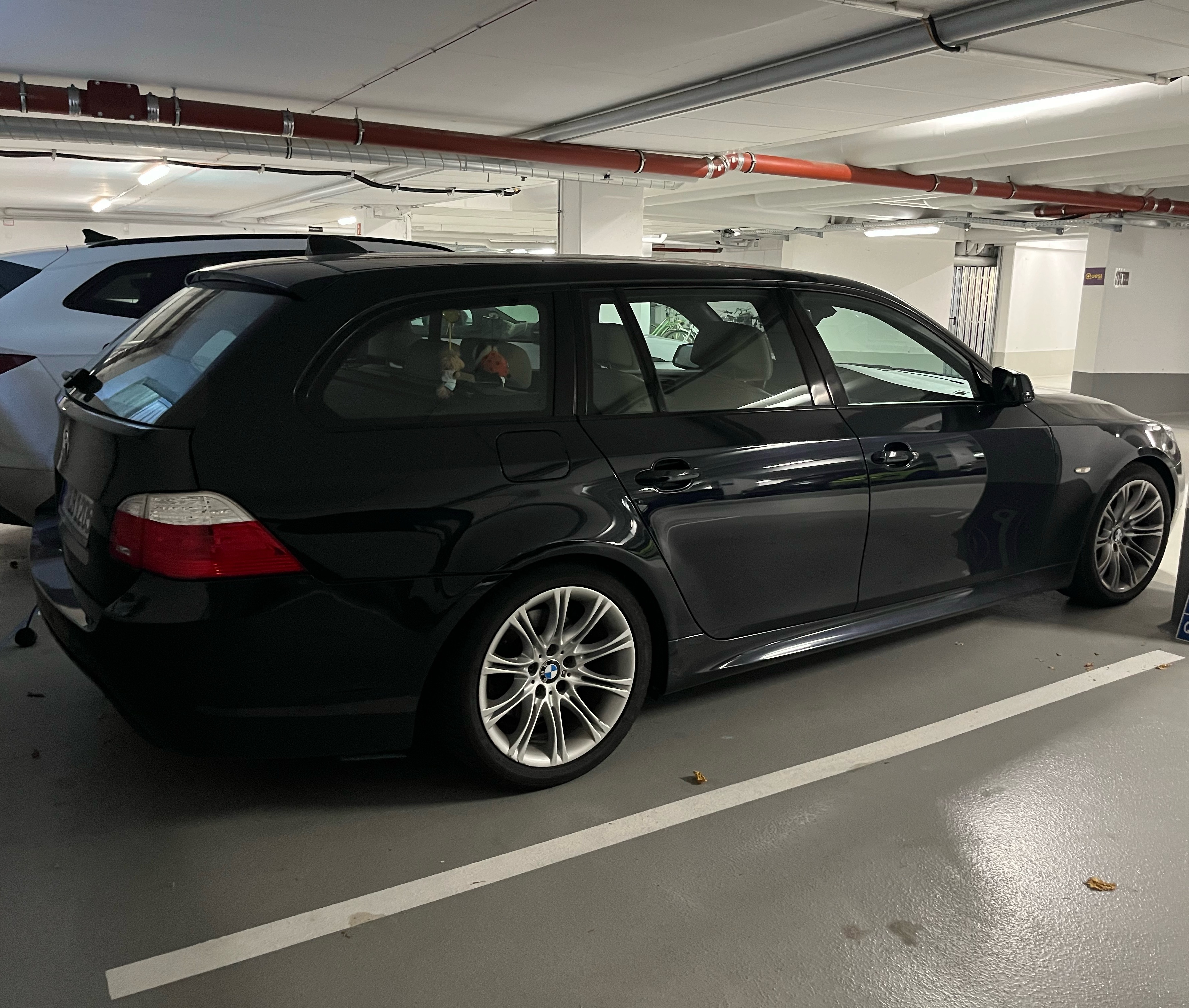 昨天家属说M有几辆车数字钥匙有问题他们要去看一下，其中有一辆是M5旅行，我：哦她