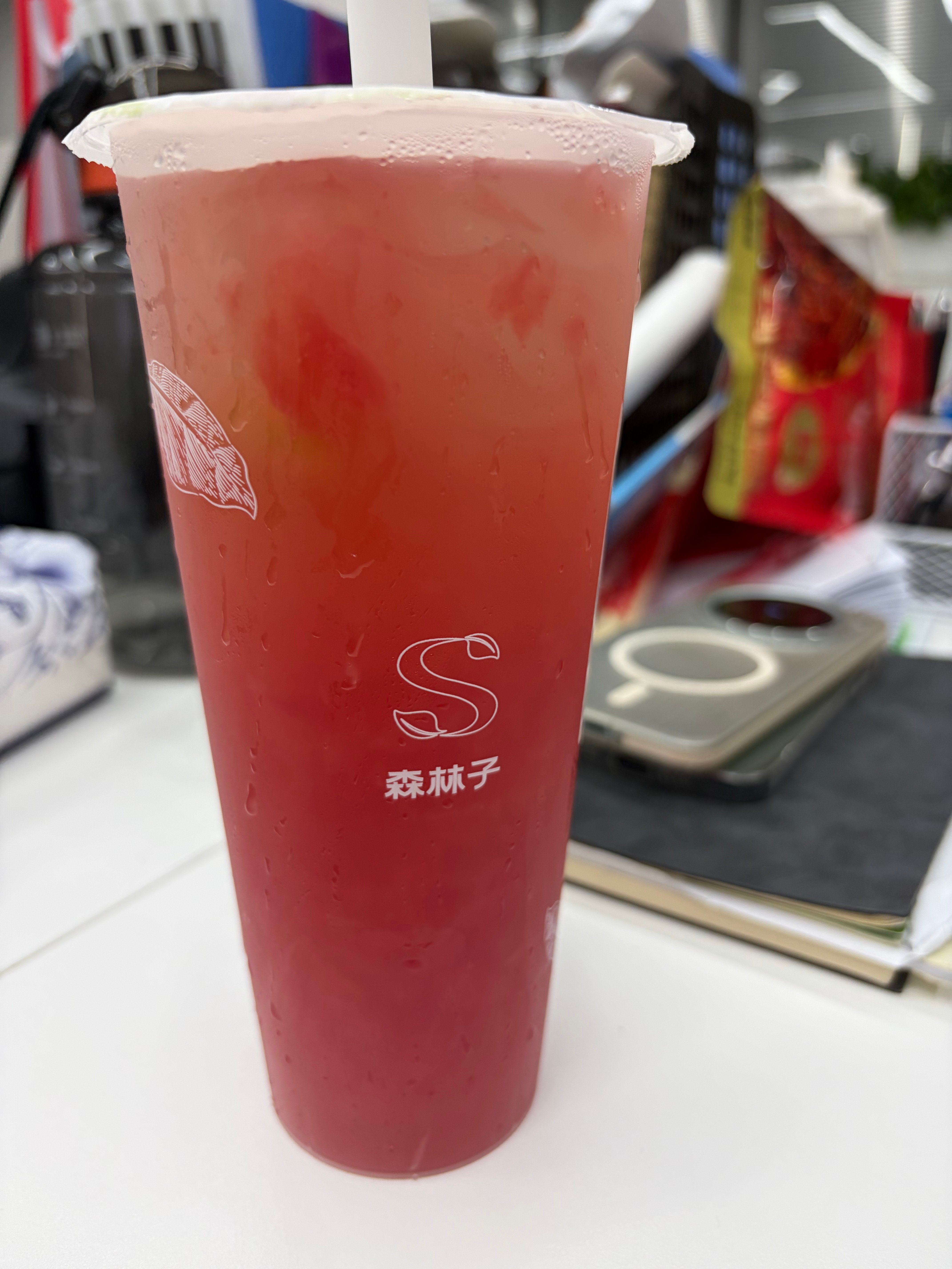 阿宫今天在吃 夏天的西瓜冰茶是最好喝了 