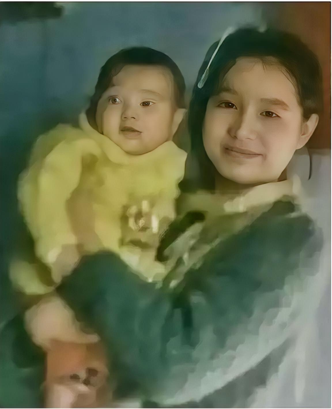 1976年，25岁女知青抱着4岁儿子回京，母亲气得半死，怒骂她未婚先孕，不知羞耻