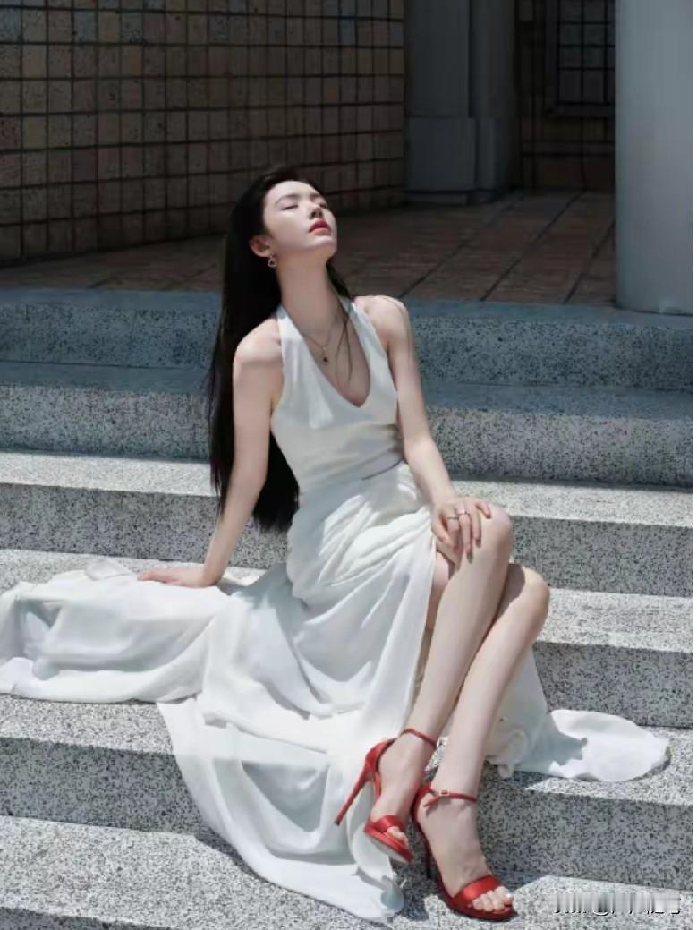 正在沐浴阳光的星女郎。
