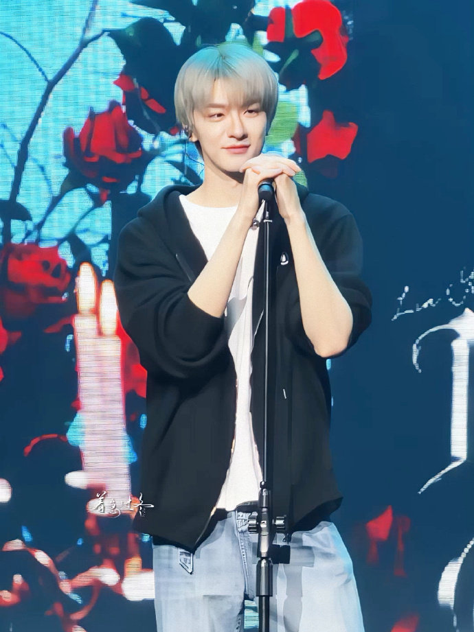 林一见面会彩排路透 林一顺毛银灰发纯净感 林一见面会彩排路透，林一顺毛银灰发纯净