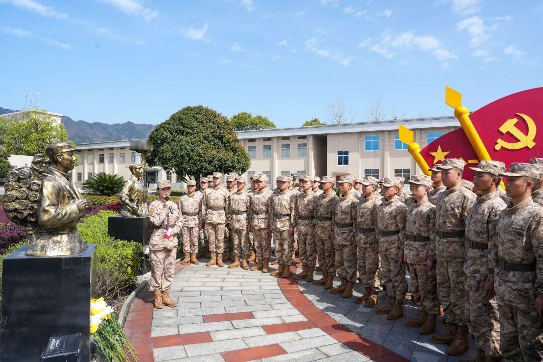 如果你是已经拿到本科毕业证和学位证的战友，适合走“提干”这条路。提干考试专门面向