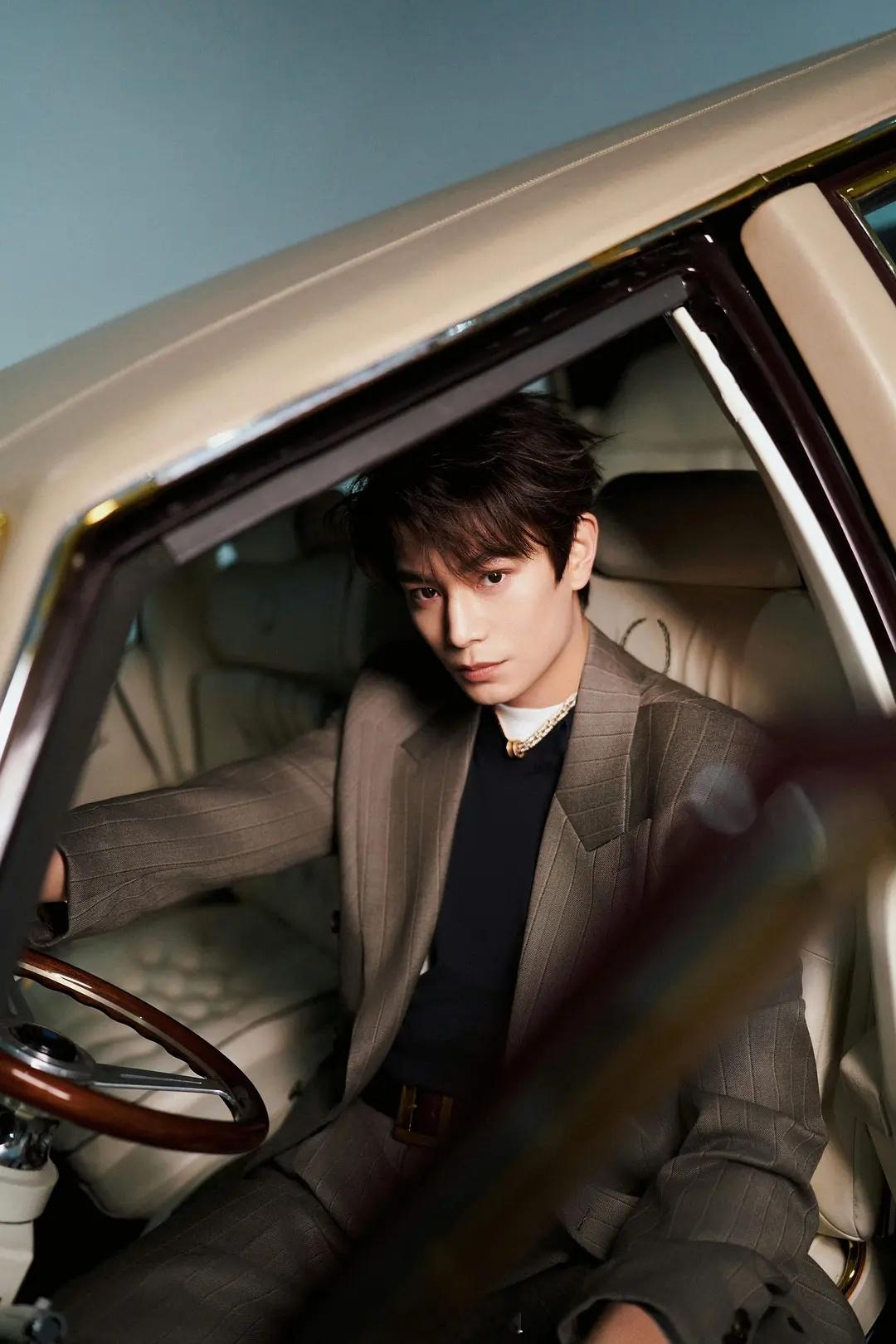 星光大赏出发图——丁禹兮 衣服看起来暗藏玄机范思哲+宝格丽 