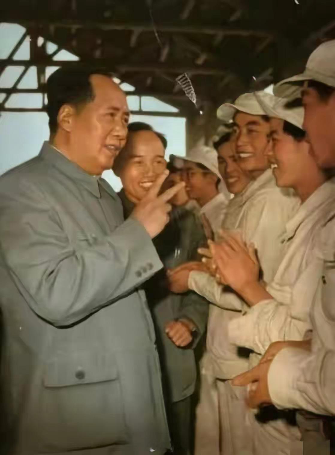 老照片翻出来看看，这是毛主席视察武汉重型机床厂，与一线工人亲切交谈的留影，老人家