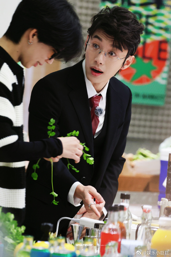 代旭内娱掀桌后酒吧擦桌真的要被代旭的反差笑到捶桌！前一秒在《轧戏》里演裴轸，电梯