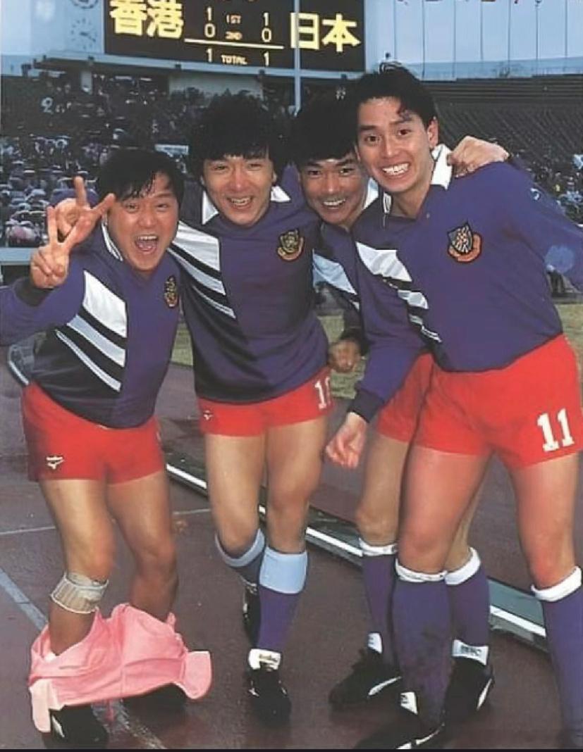 1987年，曾志伟、成龙、元彪、谭咏麟四人摄于香港和日本艺人的慈善足球赛。 ​​