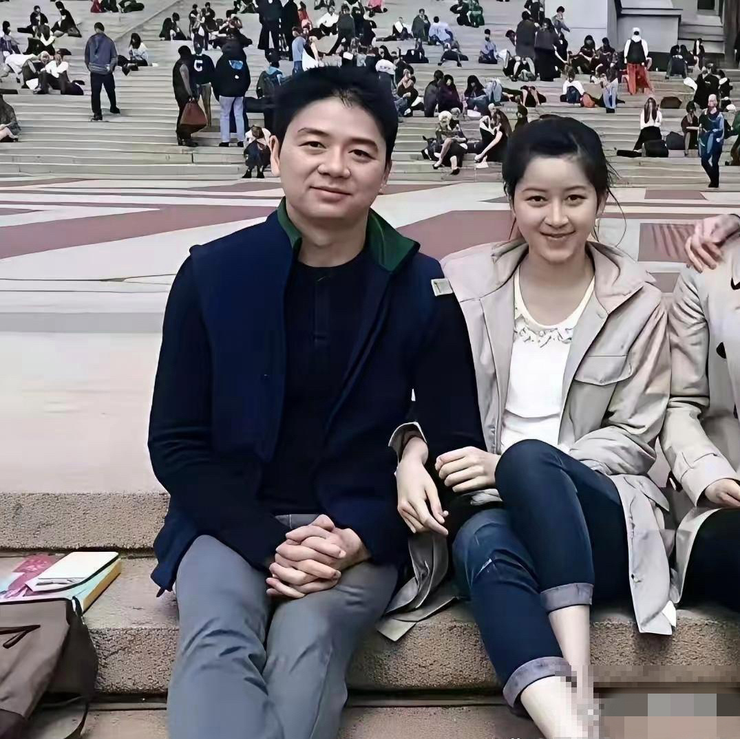 38岁的刘强东和18岁的章泽天并肩坐在台阶上，青涩的笑容里藏着故事的开端。 
