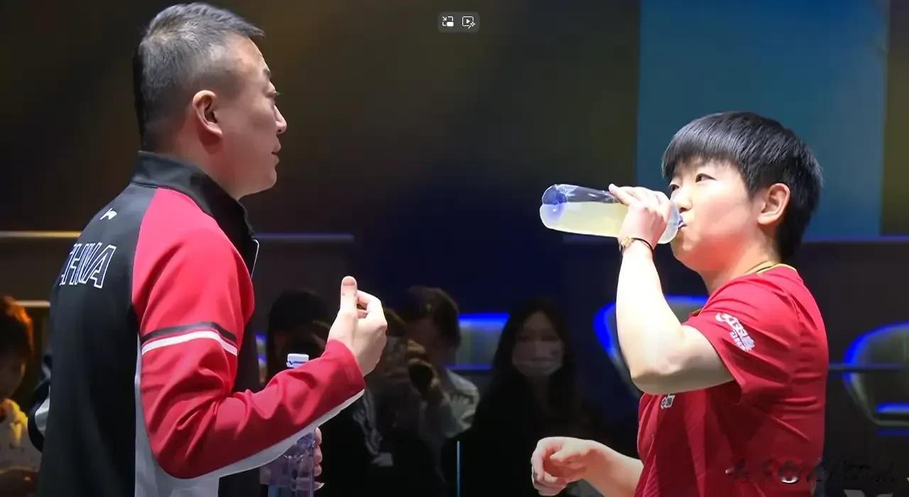 大家看到了吗？这几场都是马琳指导孙颖莎，而邱贻可坐在看台上看！

按道理讲，
邱