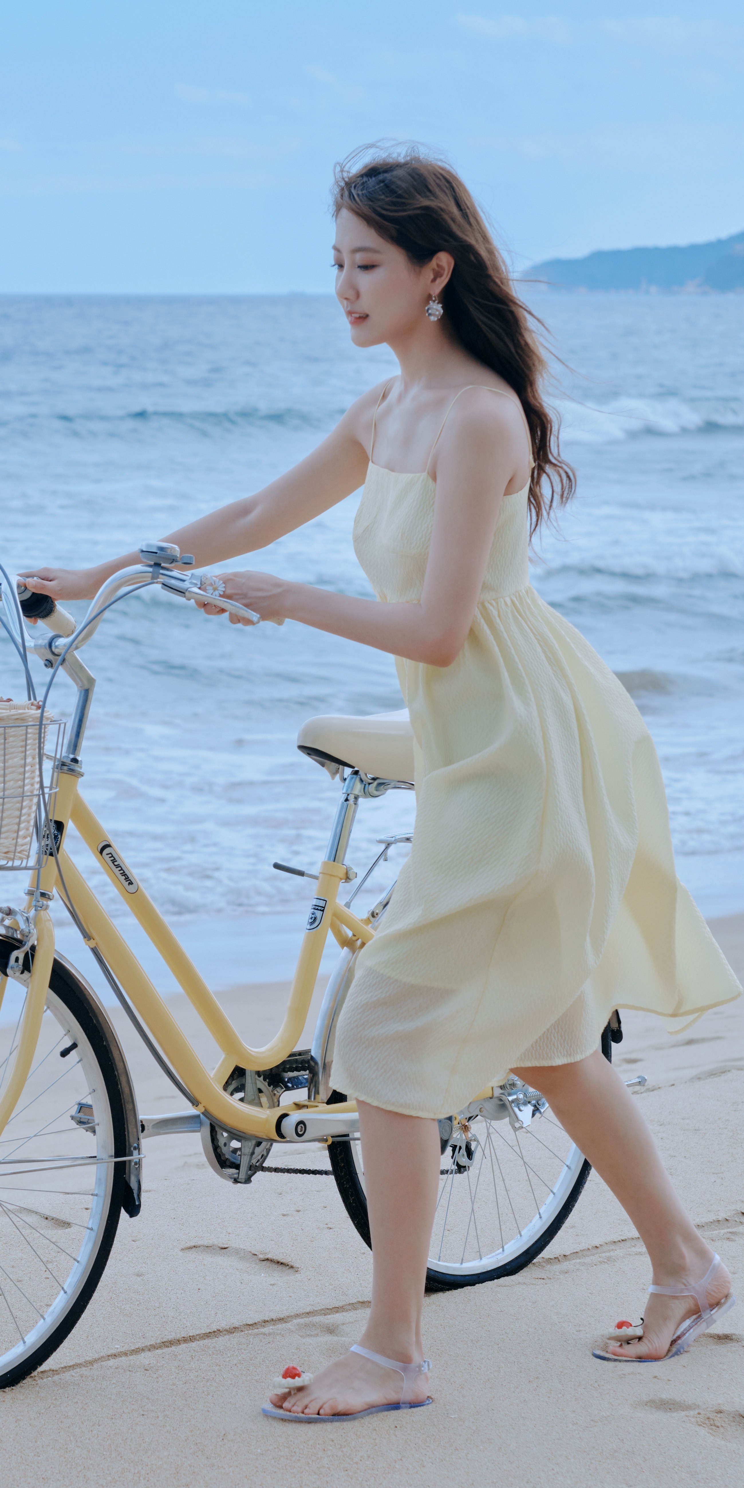 李艺彤私服，好甜的光脚丫少女。李艺彤