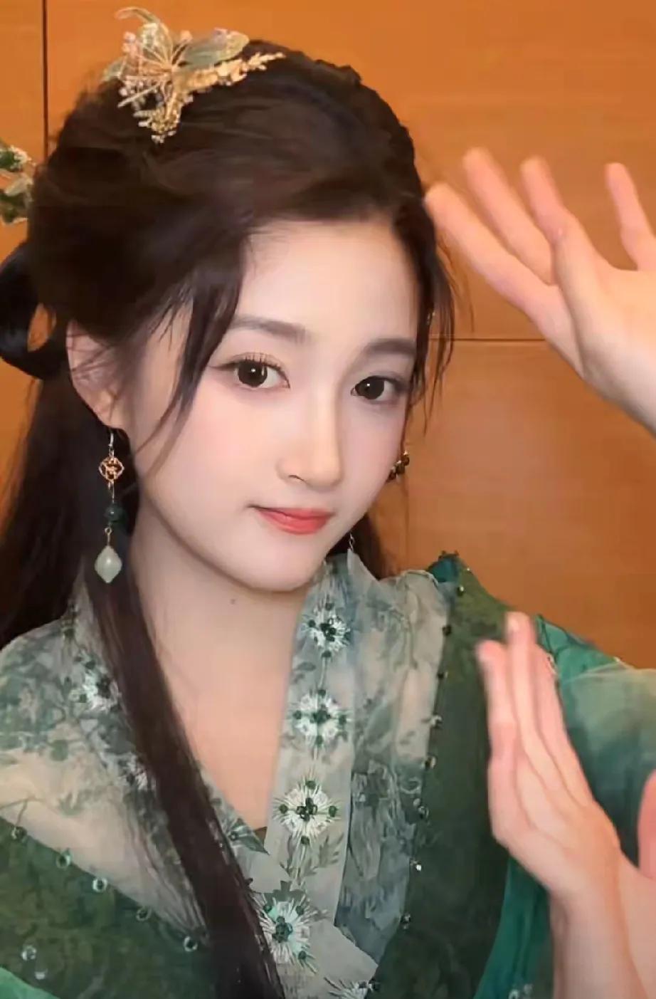 关晓彤古装手势舞杀疯了！一袭华服翩若惊鸿，举手投足间尽显古典韵味，仿佛从壁画中走