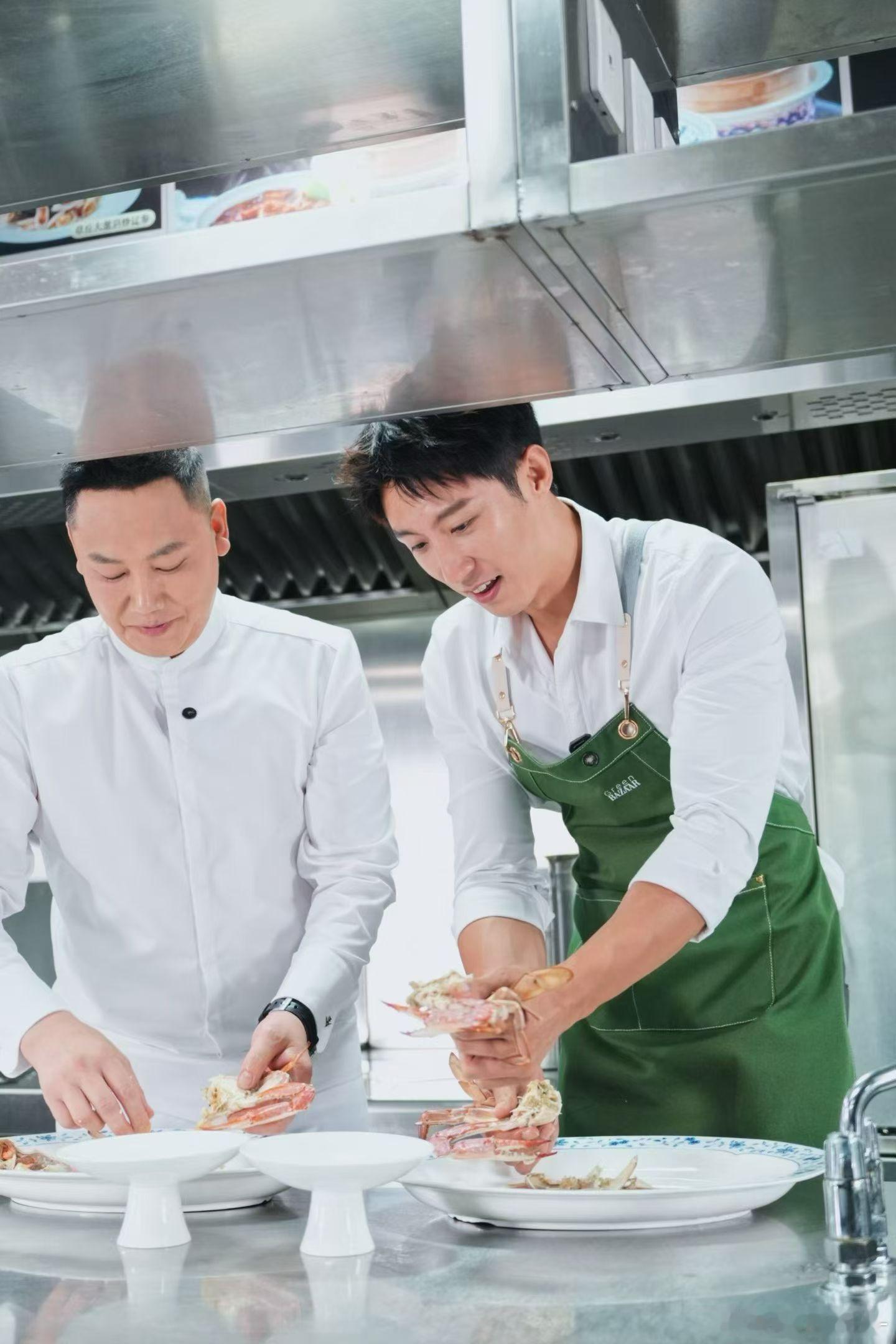 黄景瑜︱合影系列2024年9月作为丹东文旅大使，和时尚芭莎拍摄丹东美食寻旅时跟大