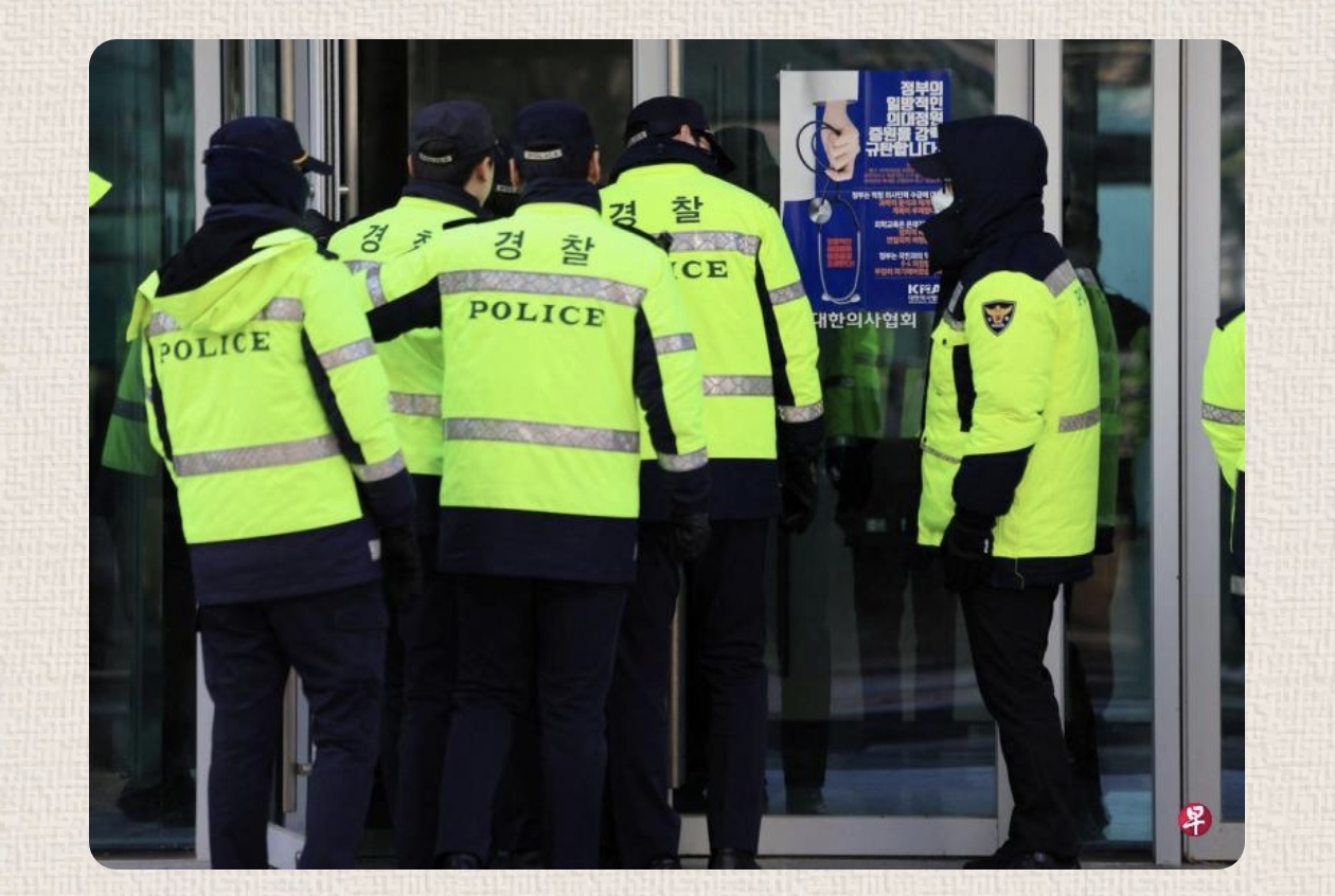 韩国医生见死不救警方被迫出手韩国政府忍无可忍只好动用强硬手段，警方昨天（2024
