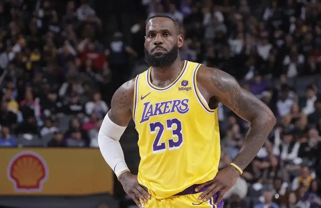 詹姆斯将轮休和雄鹿比赛，丁维迪继续首发，蓄力去迎战灰熊。
第一，湖人随队记者报道