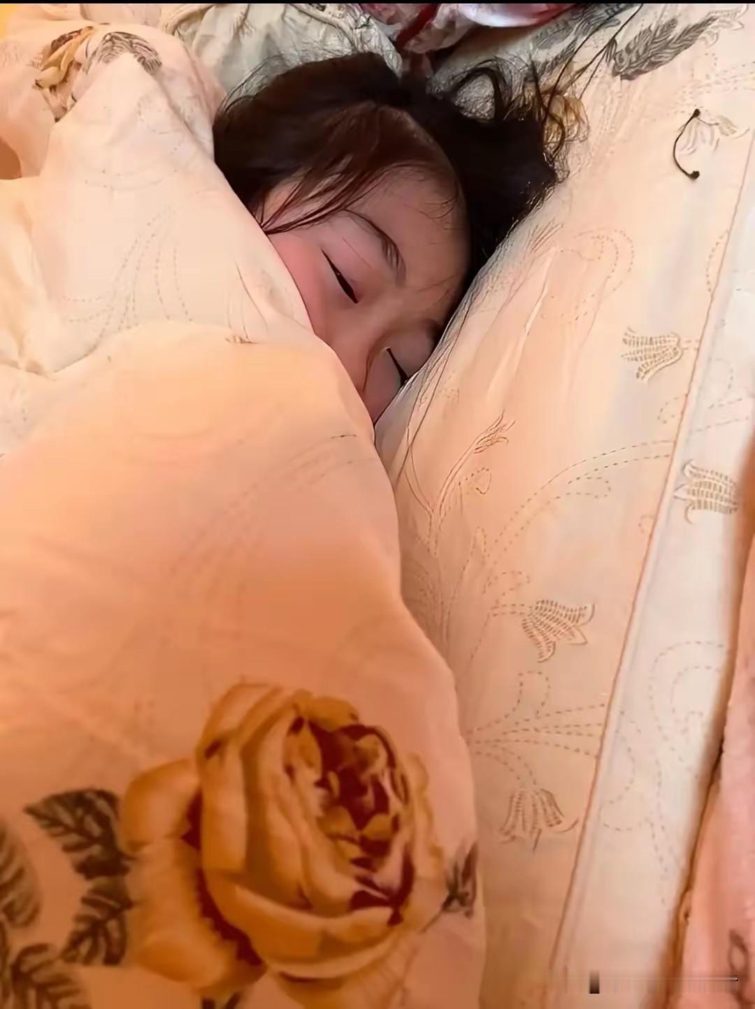 天津一女孩高考结束后在家连睡一天一夜，父母心惊胆战不敢打扰，直到次日清晨进屋，看