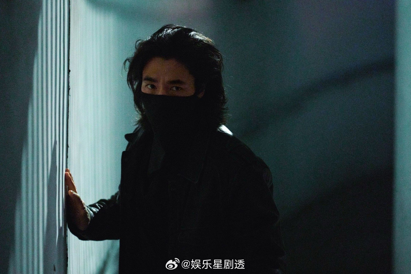 此沙的沙是沙漏的沙这沙就是沙漏的沙，他在岁月流淌中不息奋斗，默默扎根，每一次坚持