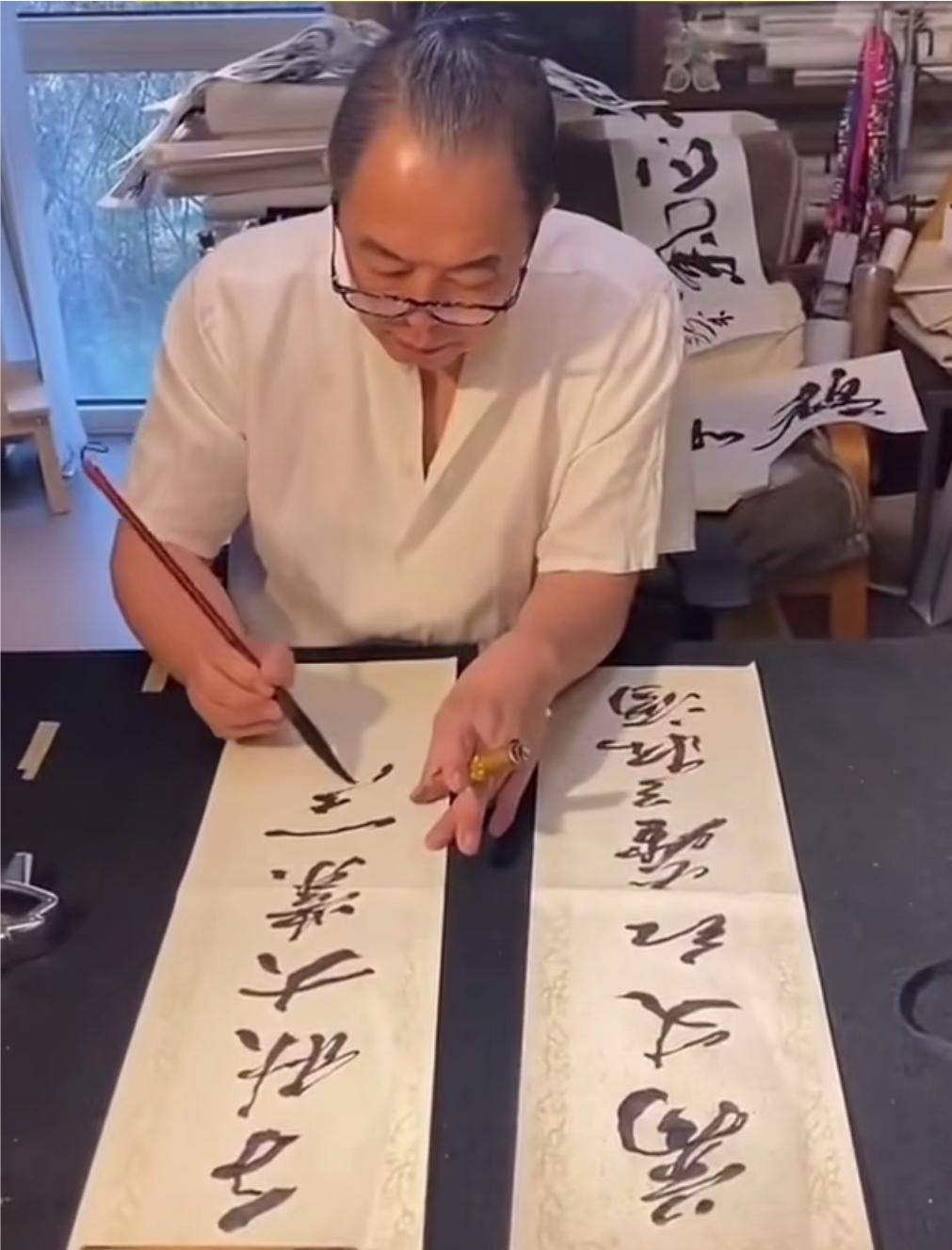 张铁林不但演技不错，而且书法也是一流的，一笔一画，行如流水，写作样子，还真有点像