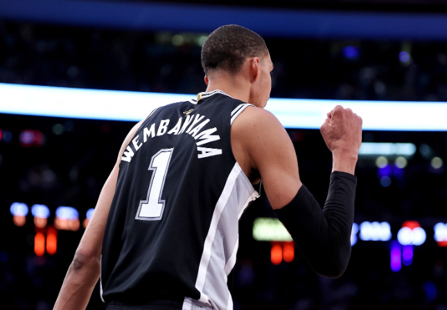 近日前NBA球员乔·约翰逊和名嘴香农·夏普及查德·约翰逊在《Nightcap》节