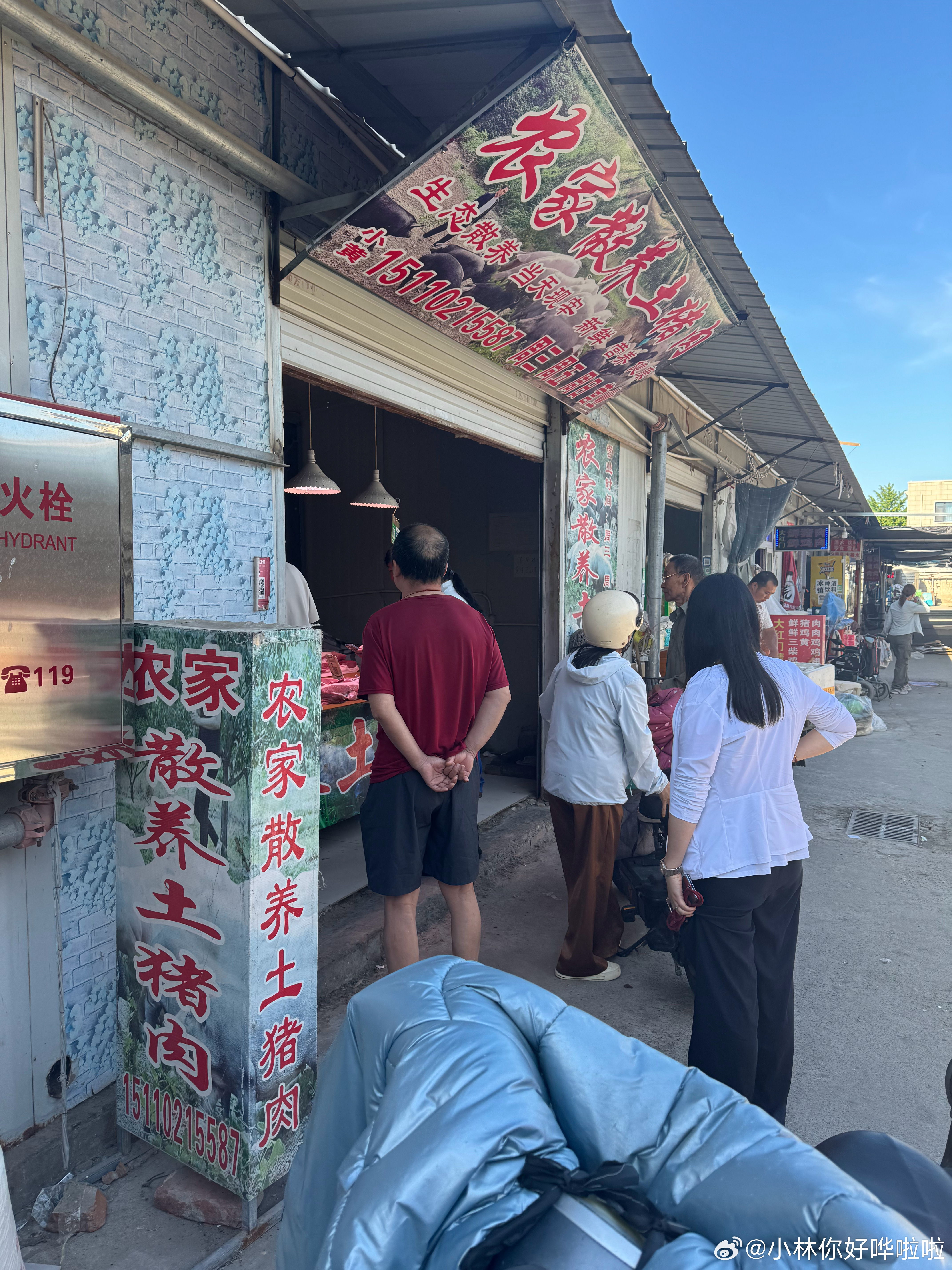 菜市场的这家肉摊，买肉得排队而且卖的比别家都贵，但贵也得排队，整个菜市场的肉摊就