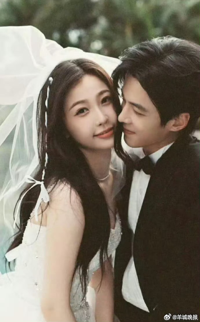 【#哪部剧中的婚纱照让你一眼难忘#】5月20日，歌手发布与爱人的婚纱照片，照片中