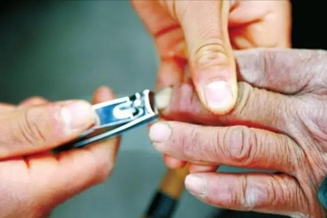 80岁以后还能活多久，看手指就知？若出现这3个异常，寿命不长？

手指在中老年人
