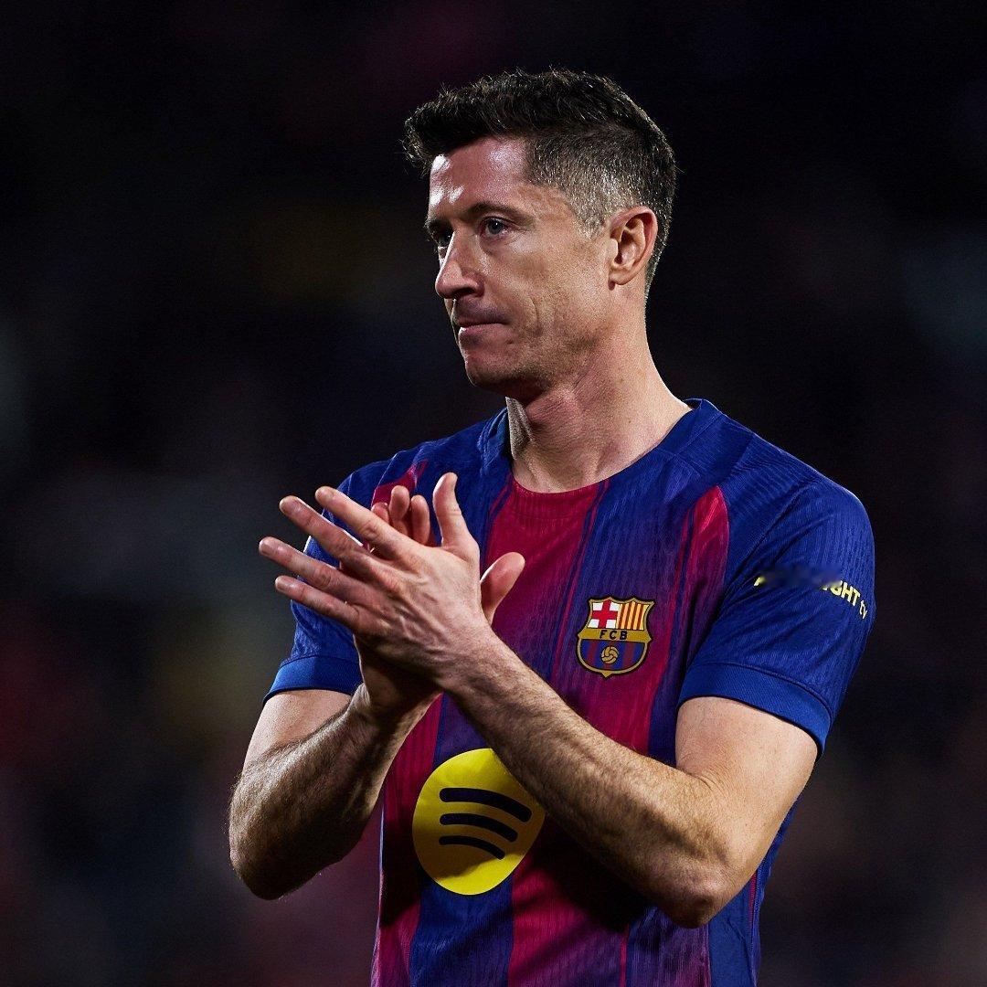 米兰体育报：莱万多夫斯基向米兰自荐，他已准备好开始谈判。球员的身边人本周与米兰管