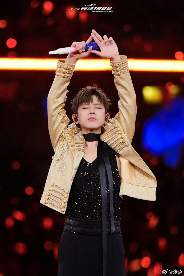张杰你们都在唱出你们的青春 听到这句话的时候，眼泪根本控制不住，这大概就是和偶像