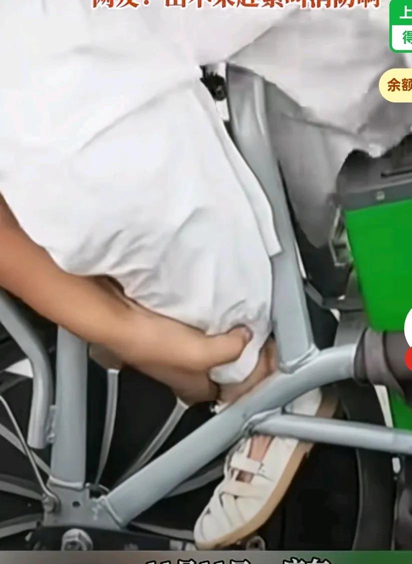 脚卡进电动车轮子旁，爸爸试图把他的脚拽出来，女孩疼得哇哇大叫，大喊着爸爸不，疼，