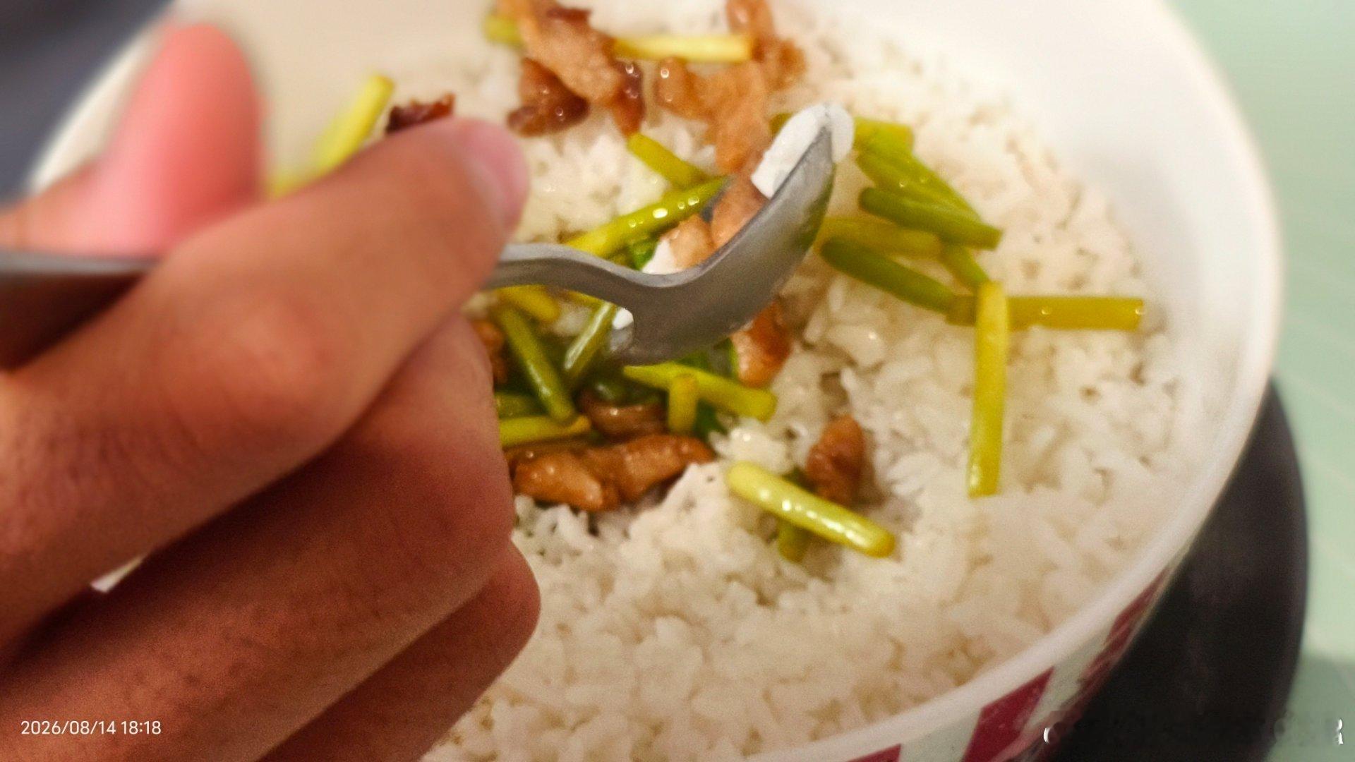 今日晚餐 今晚是姐弟倆自己做的晚餐，米飯做得也很好，軟硬適中👍🏻。老母親只負