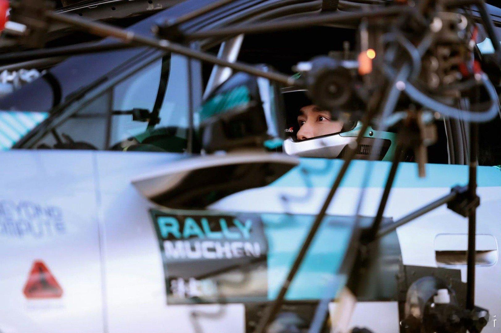 张新成的多变体现在每一个饰演过的角色，都能给人留下高光记忆点，青春、热血、克制、