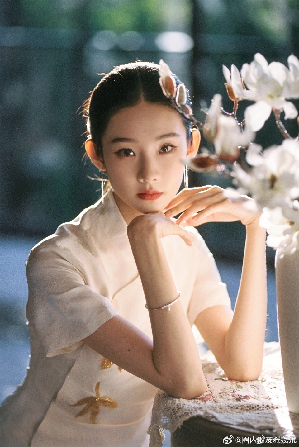 张艺凡留洋回来的大小姐张艺凡这张脸好适合民国温润面容适配所有民国滤镜，优雅身姿透