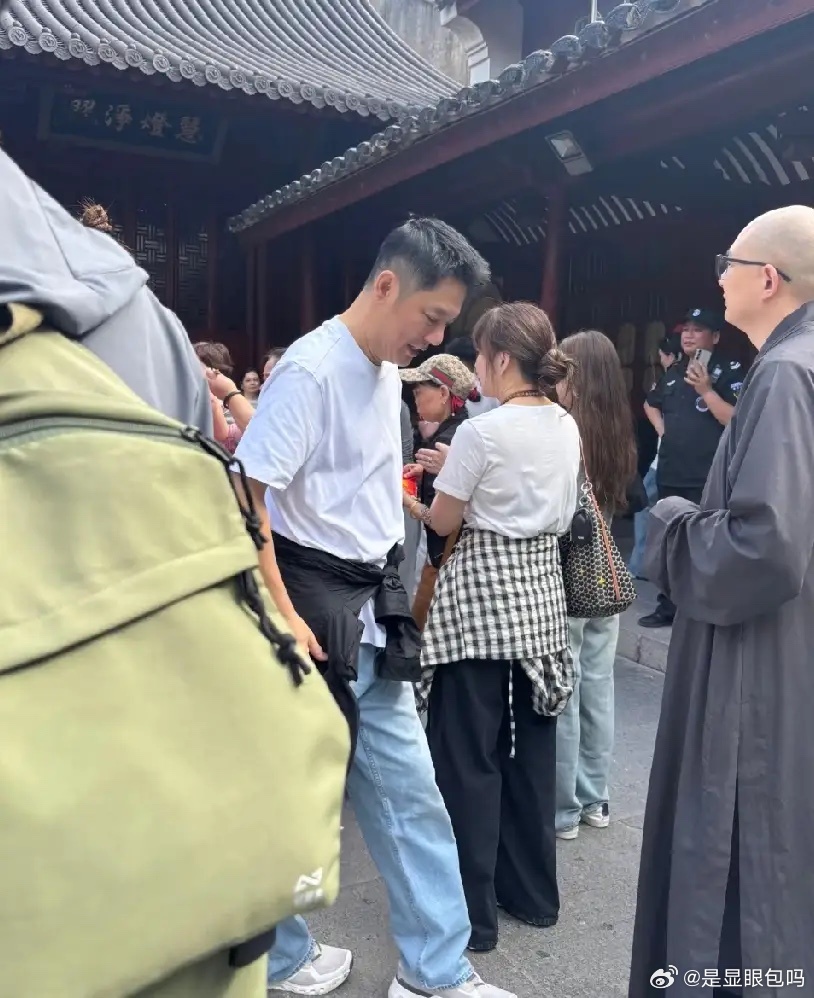 52岁的傅程鹏带妻子周丽淇在普陀山烧香祈福，他们夫妻俩背影看着都好年轻，不像50