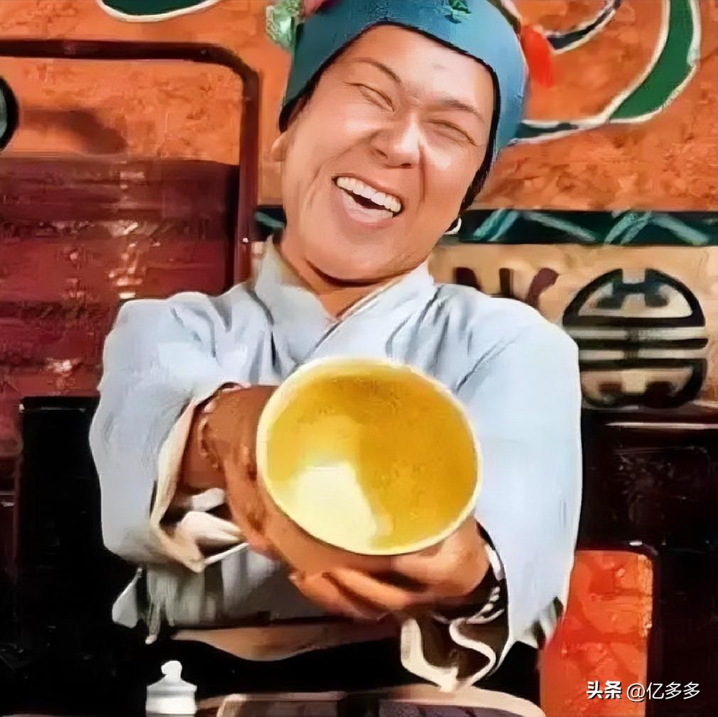 刘姥姥好不容易在贾府借到二十两救命银子，刚出大门，就拿出一两碎银想答谢周瑞家的出