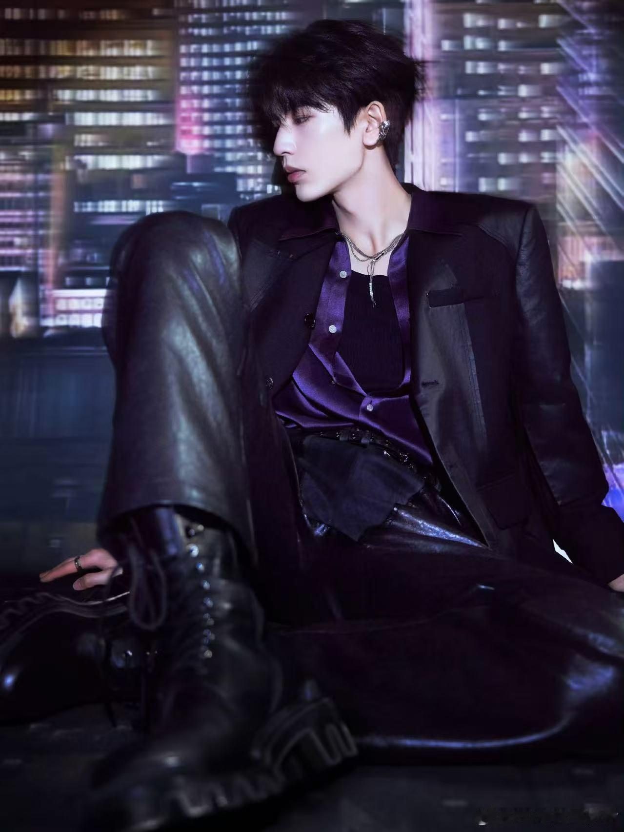 张凌赫无畏契约上班 今日份新鲜营业超吸睛，眉眼澄澈气质清隽，温柔中带着气场，状态