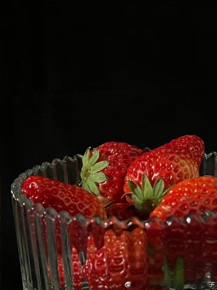 餐桌上有一盘草莓，挑了一颗最好的，在放进嘴巴之前，忽然想要拿给你。于是拿给你，不